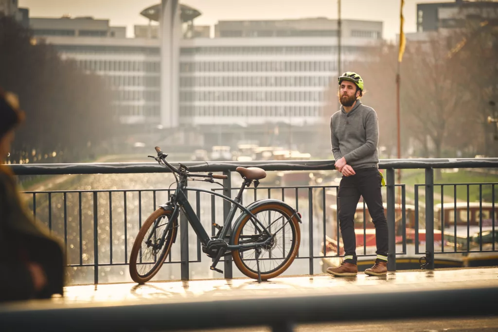 cycliste en pause à côté de son vélo pantalon